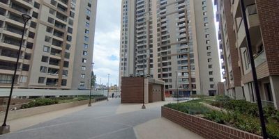 Apartamento para inversión en venta ubicado en piso 22 con vista exterior, cuenta con un área de 50.77m2, dos habitaciones con closets, dos baños, sala comedor un solo ambiente con balcón, cocina integral a gas, zona de lavandería, calentador a gas , un parqueadero independiente cubierto, el conjunto cuenta con ascensor.