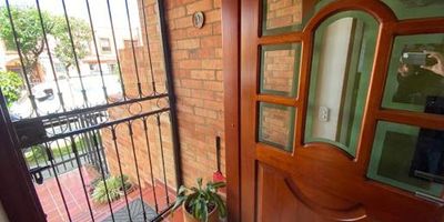 Casa en venta en Mallorca, FontibónDescubre esta espectacular casa totalmente remodelada, ubicada en un conjunto residencial en el barrio Mallorca , a pocos minutos de Modelia, Hayuelos, Ferrocaja y Salitre, con acceso a importantes vías como Avenida Ciudad de Cali, Avenida Ferrocarril, Avenida Boyacá y Avenida Esperanza. Características destacadas Tres niveles con espacios amplios y bien distribuidos Cuatro alcobas, incluyendo una principal con baño privado Estudio y amplio family room para mayor comodidad Sala comedor con chimenea, ideal para compartir en familia Cocina integral moderna con excelentes acabados Patio cubierto con zona de lavandería Dos parqueaderos cubiertosUbicada cerca de Centro Comercial Hayuelos, Buró 24 y Éxito de Modelia, en una zona de alta valorización y con fácil acceso a todo lo que necesitas. Agenda tu visita y conoce tu próximo hogar