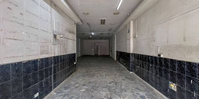 Local comercial en arriendo en Itagüí, ubicado sobre vía principal a media cuadra del rompoy de Pilsen, en una zona comercial de alto flujo peatonal y vehicular. Cuenta con amplio espacio, baños y puerta persiana, ideal para bodega, venta de insumos o almacenes. Cerca de supermercados, tiendas y talleres, con excelente acceso al transporte público.