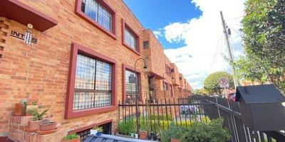 Casa en venta en Mallorca, FontibónDescubre esta espectacular casa totalmente remodelada, ubicada en un conjunto residencial en el barrio Mallorca , a pocos minutos de Modelia, Hayuelos, Ferrocaja y Salitre, con acceso a importantes vías como Avenida Ciudad de Cali, Avenida Ferrocarril, Avenida Boyacá y Avenida Esperanza. Características destacadas Tres niveles con espacios amplios y bien distribuidos Cuatro alcobas, incluyendo una principal con baño privado Estudio y amplio family room para mayor comodidad Sala comedor con chimenea, ideal para compartir en familia Cocina integral moderna con excelentes acabados Patio cubierto con zona de lavandería Dos parqueaderos cubiertosUbicada cerca de Centro Comercial Hayuelos, Buró 24 y Éxito de Modelia, en una zona de alta valorización y con fácil acceso a todo lo que necesitas. Agenda tu visita y conoce tu próximo hogar 