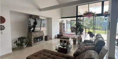 Casa esquinera de 850 m2 en La Francia

Oportunidad de vivir en un hogar remodelado que integra amplitud y luminosidad en cada ambiente.
Ideal para familias que buscan espacios versátiles distribuidos en un solo nivel con dos subniveles.

Descripción de la propiedad
La vivienda ocupa 850 m2 privados sobre un terreno de 305 m2 con dos lotes contiguos. Sala y comedor se complementan con biblioteca y chimenea funcional que aportan calidez. Los grandes ventanales garantizan ventilación natural mientras el jardín interno y externo generan un ambiente verde.

Dispone de cinco habitaciones, tres baños y un vestier independiente en la habitación principal. La cocina integral y el cuarto de ropas independiente se suman a cuatro cuartos útiles que pueden adaptarse según necesidad.

Descripción del entorno y acceso
La casa cuenta con parqueadero descubierto para cinco vehículos y garaje cubierto para dos más. Las dos terrazas, una cubierta y otra descubierta, ofrecen espacios ideales para el disfrute al aire libre.

El entorno residencial de La Francia brinda acceso pavimentado a zonas verdes y transporte público cercano.

Contáctanos
Escríbenos por WhatsApp para recibir más detalles al instante y coordinar tu visita.
Nuestro equipo está atento para resolver tus preguntas y acompañarte en todo el proceso.


