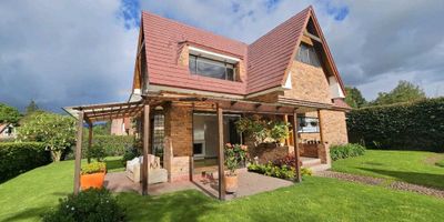 Te presentamos esta hermosa casa ubicada en una de las zonas más exclusivas de Bogotá D.C., Cundinamarca. Con un área total de 550 M2, esta propiedad cuenta con una amplia zona de terreno, construcción y privacidad para ti y tu familia.

En su interior encontrarás 4 cómodas alcobas, ideales para cada miembro de la familia, con amplios armarios empotrados para mantener tus pertenencias en orden. Además, cuenta con 3 baños, incluyendo uno en la habitación principal, para mayor comodidad. También encontrarás una biblioteca/estudio, ideal para trabajar desde casa, y una habitación de servicio.

La cocina integral es espaciosa y está equipada con todo lo que necesitas para preparar tus comidas favoritas, además de contar con una zona de lavandería independiente. El agua y el gas son servicios domiciliarios y el calentador te brindará agua caliente en todo momento.

El amplio balcón es perfecto para disfrutar de una hermosa vista mientras tomas un café por la mañana o te relajas por la tarde. Y para los días más fríos, podrás encender la chimenea y disfrutar de un ambiente cálido y acogedor.

En los espacios externos de esta casa, encontrarás un acceso pavimentado y portería/recepción con vigilancia para mayor seguridad. Además, podrás disfrutar de la belleza de sus zonas verdes, ideales para relajar la mente y el cuerpo. También podrás aprovechar la cancha de baloncesto para mantenerte activo y en forma.

La urbanización cerrada te brindará tranquilidad y privacidad, mientras que los colegios y universidades cercanas garantizan una excelente educación para tus hijos. Y si eres amante de las frutas, esta propiedad cuenta con árboles frutales en su jardín para que puedas disfrutar de tus frutas favoritas siempre frescas. También encontrarás una barbacoa/parrilla/quicho, perfecta para reuniones y eventos al aire libre.

Esta casa es ideal para quienes buscan un ambiente tranquilo, rodeado de naturaleza y con todas las comodidades que un