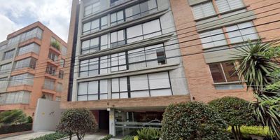 ESPECTACULAR APARTAMENTO UBICADO A POCAS CUADRAS DE LA CALLE 122 Y EL CENTRO COMERCIAL UNICENTRO, TIENE SALA COMEDOR, COCINA INTEGRAL A GAS ABIERTA A LA ZONA SOCIAL, ZONA DE ROPAS , 1 BAÑO Y 1 ALCOBA ABIERTA, TODOS LOS PISOS EN MADERA LAMINADA, ENCORTINADO, CON PARQUEADERO Y DEPOSITO. EN UN EDIFICIO CON ASCENSOR. ESTRATO 6. Cod: 138