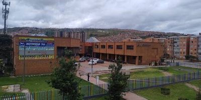 Local antes ocupado por entidad bancaria, terminaciones en obra blanca, cielo rasos en fibra mineral con iluminación led, pisos enchapados en porcelanato beige en formato 60x60 cm. 
Cuenta con baños para hombres y mujeres con sanitario y lavamanos en cada uno, la cocina dispone de mueble en aglomerado con mesón en acero inoxidable y poceta integrada, llave mono control, también cuenta con poceta para aseo enchapada en cerámica blanca de 20x20 cm. 
La fachada es en vidrio templado con zócalo inferior y superior. 
