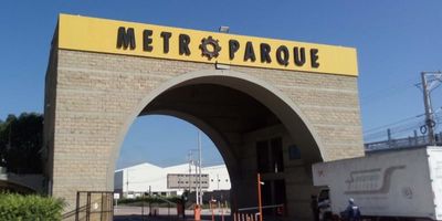 Bodegas en buen estado. Son 3 Bodegas con las siguientes areas: una de 1.200 mts2 - area patio 400 mts, otra de 975 mts2 - area patio 400 mts/area oficina 378 mts y otra de 975 mts2 -  area patio 400 mts/ area oficina 420 mts. 
Area total de las 3 bodegas 5.148 mts.
 Se encuentran estratégicamente ubicado en la zona perimetral del casco urbano de Barranquilla, en el cruce de la Avenida Circunvalar con la carretera La Cordialidad. Cuenta con acceso Vehicular de 4 carriles, dos de ingreso y 2 de salida. Acceso peatonal. Ambos accesos cuentan con sistemas electrónicos de última generación. Cerramientos perimetrales con cercas eléctricas. Sistema de circuito cerrado de TV con cámaras inalámbricas de última generación.