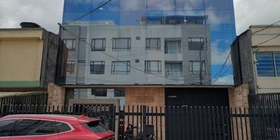 Excelente edificio de tres niveles en estratégica ubicación de Normandia, 10 mts de frente, 29.40 mts de fondo.  Amplios y modernos espacios, seis garajes, bicicleteros, dos cocinetas, diez baños