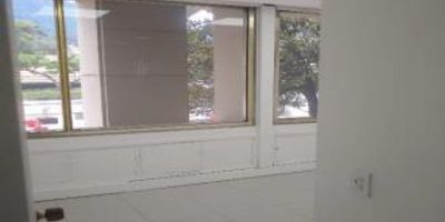 Esta oficina ofrece los espacios necesarios para el desarrollo de tu actividad, con un área de terreno de 132 m2, 2 baños, espacio para cocineta, piso de cerámica, muros en estuco pintado, techos en driwall - fibra mineral, vigilancia 24 Horas, excelete iluminación y ubicacion.
