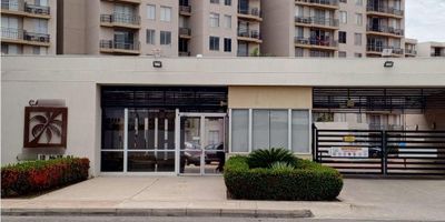 Excelente oportunidad de inversión en el municipio de Ricaurte, Cundinamarca. Se trata de un  apartamento AMOBLADO , que  cuenta con una  área construida de 53 metros cuadrados, distribuido en dos cómodas alcobas con closets, dos baños, balcon. La cocina está diseñada bajo un concepto de barra estilo americano.

También cuenta con una amplia área social que incluye ascensor, garajes y vigilancia las 24 horas, para tu tranquilidad y seguridad. Además, podrás disfrutar de una completa zona de entretenimiento con gimnasio, piscinas, salón comunal y zonas deportivas.

Contacto: 313 338 4369
