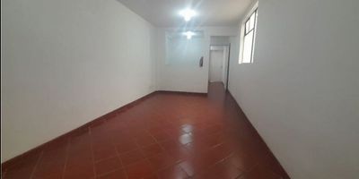 Apartamento en arrendamiento en el barrio Belén, Manizales

Consta de dos alcobas, con closet, sala comedor, estudi y, patio grande, ideal para relajarse o pasar tiempo con amigos y familiares, estudio, cocina semi integral, patio amplio e iluminado. Brinda un cómodo y acogedor espacio para vivir en esta vibrante ciudad. El apartamento cuenta con todas las comodidades necesarias para una vida tranquila y placentera.

Ubicado internamente en el edificio, proporcionando tranquilidad y privacidad a sus habitantes.

El apartamento cuenta con una cocina completamente equipada, que incluye electrodomésticos modernos y suficiente espacio para almacenamiento. También dispone de una sala de estar acogedora, ideal para relajarse o pasar tiempo con amigos y familiares.


