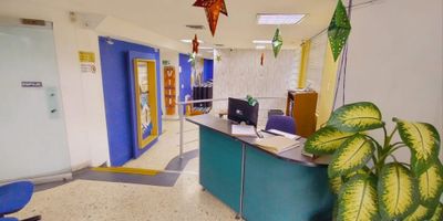 Presentamos edifico para la venta en el barrio Popular, norte de Cali. Con  un terreno de 294 mts2 y área construida de 430 mts2 distribuidos en tres niveles, este inmueble es ideal para empresas o inversionistas dada las múltiples actividades comerciales e industriales permitidas en la zona. En el primer piso cuenta con recepción; 4 oficinas que pueden ser acondicionadas a las necesidades del usuario, 2 baños; cuarto eléctrico; en el segundo piso: 4 oficinas de amplios espacios, las cuales pueden ser utilizadas como salón de reuniones, capacitación o eventos empresariales, adicionalmente están dotadas de lockers, archivadores y dos baños; en el tercer nivel 1 oficina; 1 bodega; 1 cuarto con planta eléctrica (no activa); comedor; cocina; cuarto de aseo y terraza. Dispone de 4 parqueaderos y su ubicación facilita a trabajadores el uso del transporte público, además de estar cerca de restaurantes y locales comerciales.