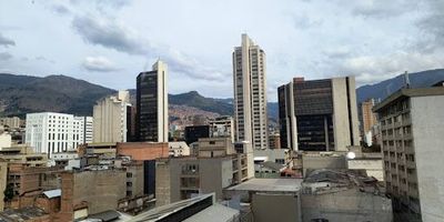 Oficinas ubicadas en el sector de la candelaria , edificio emblematico de el sector , edificación de 12 plantas , con locales comerciales en el primer piso y oficinas en los otros niveles, cerca a zonas comercial, fácil acceso a medios de transporte público, 48,41 m2. 