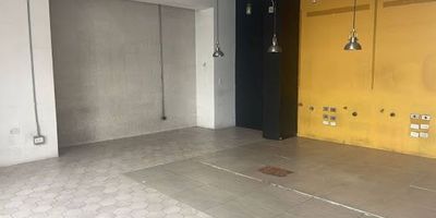 Local comercial para arriendo, en reconocido y tradicional centro comercial, estratégicamente ubicado cerca de la UPB y la Av. 33. El inmueble cuenta con un área de 73.3 mts2, ubicado en el tercer piso, ofreciendo excelente vitrina y alto flujo peatonal. Es importante tener en cuenta que al canon de arrendamiento se debe sumar el valor de administración y el IVA correspondiente, para mayor información, comuníquese con nuestras líneas de atención al cliente 