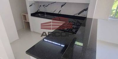 Arriendo apartamento ubicado en zona central, cerca al centro comercial cacique, neomundo, cementerio las colinas, iglesia. Cuenta con un área de 87 metros, tres habitaciones (todas con closet, principal con baño privado y balcón), un baño auxiliar completo, sala comedor, cocina integral, zona de ropas con calentador, 2 parqueaderos y un loker. 