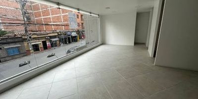 Oficina en arriendo en Sabaneta, Antioquia, situada en el barrio Santa Ana. Este espacio comercial ofrece 50 m² con un baño, perfecto para su negocio. Disfrute de amplios espacios y una excelente iluminación, creando un ambiente productivo. Ubicada en un edificio con 14 años de antigüedad, en un sector de fácil acceso en Sabaneta. El canon de arriendo es de $3.450.000. Para conocer más detalles o programar una visita, puede contactarnos a través de WhatsApp, la opción "quiero que me contacten" o consultando los teléfonos disponibles.