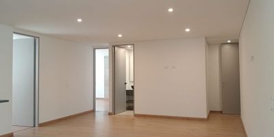 Apartamento exterior en venta cerca a supermercados, vias principales, rutas de transporte publico, centro comerciales, universidades, restaurantes y servicios complementarios. Piso en madera, sala comedor, 2 alcobas con baño en la principal, balcon, terraza y parqueadero independiente cubierto . Edificio con ascensor, gym, sauna, citofonia, alarma y circuito cerrado de tv Inmuebles sujetos a verificación de disponibilidad.

