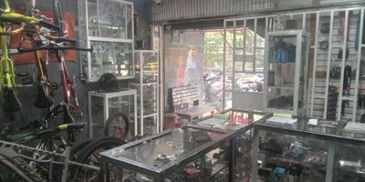 Casa comercial independiente en venta cerca a vias principales, rutas de transporte publico, restaurantes, supermercados y servicios complementarios. Piso en baldosa, 5 espacios, baño privado, cocineta, techo cielo raso. Division en concreto, patio y baño comunales. Inmuebles sujetos a verificación de disponibilidad.
