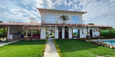Finca las Marías esta ubicada en Santa Elena en Cerrito valle, Vía hacienda la María, Cuenta con 1 habitación con baño privado y cama doble TV 32 pulgas
2 habitaciones con cama doble 1 camarote y baño privado, 1 habitación salón con 5 camarotes mueble, 1 habitación salon camarotes 5, Sala y comedor de 6 puestos
1 Tv de 55 pulgadas smar Tv con Netflix en sala, 1 parlante con Bluetooth, mesa de billar, Juego de sapo, Futbolín para niños, Nevera, Congelador, Zona de asador y hornilla. Ademas Piscina con isla y jacuzzi de 10 metros por 5 Kiosco de eventos de 11 por 5 metros con 2 mesas tablón y 22 sillas rimas Cubiertos y platos para 25 personas Todas las ollas licuadora , Total de baños incluidos los de los cuartos 7, Área 1.486 metros