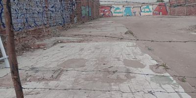 Les presentamos este lote ideal para tu desarrollo inmobiliario, empresa o marca. Se encuentra ubicado en plena Carrera 68 con 13, quedará con ubicación privilegiada muy cerca a la estación de Transmilenio de la Cra 68 con 13. En plena zona industrial y alrededor de magnificos proyectos de grandes constructoras. El sector es de alto movimiento comercial. Adicionalmente, se encuentra a poca distancia de las futuras estaciones del Regiotran de occidente. Hay vecinos interesados en vender por si desean negociar un área mayor. El lote tiene 21 metros de frente y 49 de fondo.