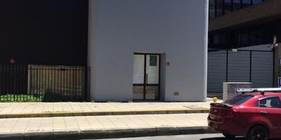 Espectacular local comercial en El Chicó, espacio para estacionamiento para 12 vehículos incluido el de discapacitados, baño en área de parqueo, Área total lote 684 M2 , área construida distribuida en dos pisos 282.80 primer piso y Segundo 178.80 M2. Ideal para su marca.
