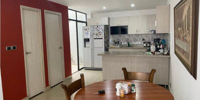 Te presentamos esta maravillosa casa ubicada en Rionegro, Antioquia, una de las zonas más exclusivas de Colombia. Con un área construida de 164 M2, esta propiedad es perfecta para tu familia ya que cuenta con 4 cómodas alcobas y 4 baños, garantizando el espacio y la privacidad que estás buscando. Además, cuenta con un amplio garaje para que puedas estacionar tu vehículo con comodidad.

Esta casa ha sido diseñada pensando en el bienestar de tu familia, por lo que cuenta con características internas que te sorprenderán. Una de ellas es que admite mascotas, para que no tengas que dejar a tus fieles compañeros fuera de casa. También encontrarás armarios empotrados en cada habitación, brindando un excelente espacio de almacenamiento. Los baños son modernos y están equipados con todo lo necesario para tu comodidad. Uno de ellos se encuentra en la habitación principal, brindándote mayor privacidad.

La cocina de esta casa es uno de sus puntos fuertes. Cuenta con una barra estilo americano que conecta con el comedor, creando un ambiente más integrado en el que podrás compartir momentos únicos con tu familia. Además, está equipada con todo lo necesario para que puedas preparar tus platillos favoritos con facilidad. También encontrarás una biblioteca o estudio, perfecto para trabajar desde casa o dedicarte a tus pasatiempos favoritos.

La comodidad y el confort están garantizados en esta casa. Cuenta con calentador para que no tengas que preocuparte por el agua fría, clósets para guardar tus pertenencias, doble ventana para mayor aislamiento acústico y térmico, y suelo de cerámica/mármol de alta calidad. Además, es una propiedad unifamiliar que te brinda mayor privacidad y tranquilidad.

La ubicación de esta casa es inmejorable. Se encuentra en una zona residencial tranquila y cuenta con acceso pavimentado, lo que garantiza un fácil y cómodo acceso. Además, cerca encontrarás centros comerciales donde podrás realizar tus compras y enco