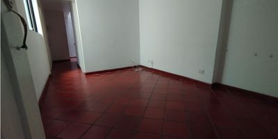 ? Apartamento en Arriendo en Belén, Manizales

Disfruta de la tranquilidad y el confort en este acogedor apartamento, ideal para parejas jóvenes o familias pequeñas que buscan un estilo de vida urbano en una ubicación estratégica.

? Espacios Cómodos: Con 45 m², este apartamento en el segundo piso ofrece una habitación amplia, excelente iluminación natural y acabados modernos.

?️ Detalles y Comodidades: Cuenta con baño auxiliar, armarios empotrados, calentador, doble ventana, despensa y zona de lavandería, brindando funcionalidad y confort.

?‍♂️ Ubicación Estratégica: Situado en una zona tranquila, cerca del Colegio INEM y sobre la Avenida Paralela, con transporte público a solo pasos, además de acceso rápido a centros comerciales, universidades y parques.

⚠️ Importante: No tiene ascensor y no se permiten mascotas.

¡No dejes pasar esta oportunidad! Contáctanos para más información y agenda tu visita.


