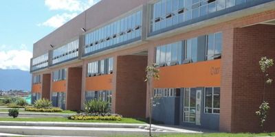 Excelente bodega pubicada en parque industrial antes del peaje vía Siberia, seis parqueaderos, el área total es de 2.000 mts2. Esta bodega tiene un frente de 25 mts, una profundidad de 70mts, con una altura libre a cercha de 9 mts y altura 11.3mts. Área de bodega: 1.690mts2, zona de descargue 64mts, mezanine 233mts2. Cuenta con 6 parqueaderos, 2 muelles de carga, 3 baños. Tiene una capacidad eléctrica de 60 Kvas. 

Bodega cubierta standing seam metallic sencilla, calibre 24, sobre sistema estructural de cerchas. Mampostería reforzada con dovelas, cimentación con columnas de estabilización, zapatas y contrapesos, vigas y columnas en concreto. Piso concreto MR41 (41kg/cm2), espesor 16cm, con endurecido cuarzo neutro. Dos persiana en muelles de carga. dos (2) cártamos longitudinales, con muros en concreto de 4000 psi, ancho de 0.35m.