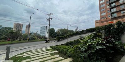 Local ubicado diagonal al centro comercial Mayorca, cuenta con buena iluminación, buen espacio, parqueadero común, tiene un costo de 8.000.000 + IVA, para mayor información comunicarse al 3002166693