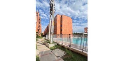 ARRIENDO APARTAMENTO TORREO QUINTA AVENIDA SECTOR DE SANTA ANA EN IBAGUE 64 M2 divididos en 3 habitaciones una habitacion adecuada para estudio las otras dos con closeth, doble venta y la principal con baño privado, sala comedor amplia con algunos detalles para tu decoracion como espejo en pared y mueble para el tv, cocina integral con variedad de cajones para tus utencilios y zona de lavado con ventana para facilitar el secado de tu ropa, tambien cuenta con amplio balcon con vista hacia la imponente cra 5.

En el conjunto encuentra variedad de zonas sociales ideales para compartir con tu familia y amigos algunas de ellas son piscina, para adultos y niños, parque infantil, zonas verdes, cancha de basketboll, vigilancia 24 horas, tambien cuenta con excelente ubicacion a 2 minutos de la cra 5ta contando con variedad de rutas de transporte publico y comercio cercano.

Agendemos una cita y comienza este 2025 disfrutando de un nuevo espacio.
