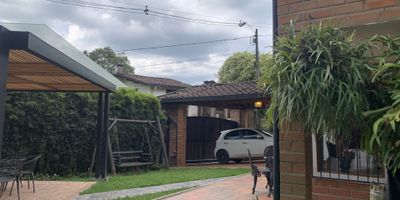 A tan solo 7 minutos del Parque San Antonio de Prado y de la Unidad Hospitalaria del Prado, encontrará la serenidad rural en esta encantadora casa de campo ubicada en la zona de Potrerito de San Antonio de Prado. Esta hermosa casa esquinera ofrece un ambiente tranquilo y apacible. Al ingresar, encontrará en el primer nivel, la recámara principal, sala, baño principal completo, comedor, cocina semiabierta, área de lavado totalmente independiente, pasillo de recámaras o rincón tranquilo para reflexión, cuarto de visitas y garaje techado muy amplio para 1 auto. Rampa de entrada para 2 autos, pérgola y área verde alrededor de toda la casa. En el segundo nivel encontramos la suite principal muy amplia y un balcón que brinda un oasis de relajación, en una habitación encontramos el vestidor junto con el baño con regadera y jacuzzi, adicionalmente 2 cuartos auxiliares cada uno con closets debidamente equipados y un pasillo de espacio para recámaras. La casa cuenta con agua veredal (no tiene co