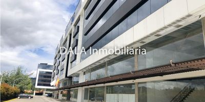 DALA Inmobiliaria vende consultorio en Cajicá, Cundinamarca en este magnífico centro empresarial, excelente iluminación y una hermosa vista, cada piso cuenta con una recepción, auditorios y salas de conferencia, cuenta con un hotel de 5 estrellas y reconocidos restaurantes, cuenta con una amplia terraza en el último piso, desde donde podrás disfrutar de una vista panorámica increíble. Este espacio es perfecto para relajarte después de una larga jornada de trabajo o para recibir a tus clientes en un entorno distinguido, Un parqueadero, vigilancia las 24 horas, Contáctanos hoy mismo para obtener más información. Si estás buscando inmobiliarias en Cajicá, somos tu mejor opción. También manejamos Bienes Inmuebles en Chía y Cota. cod.1832 S
