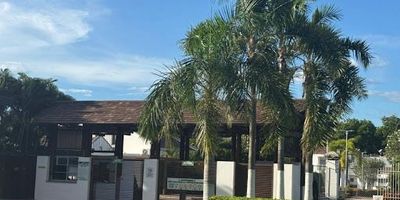 Hermosa casa en Condominio Paseo de la Pradera – Ricaurte
Ubicada en uno de los condominios más exclusivos y tranquilos de
Ricaurte, esta hermosa casa de 128 m² se encuentra en un amplio lote
de 350 m², ofreciendo confort, privacidad y una excelente calidad de
vida.Características de la casa:
• Piscina privada con ducha exterior y una acogedora terraza para
disfrutar del clima cálido de la región.
• Tres amplias y luminosas alcobas, diseñadas para el descanso y la comodidad.
• Dos baños modernos, con excelentes acabados.
• Sala-comedor espaciosa, con iluminación natural y conexión directa a
las áreas sociales.
• Cocina integral con diseño funcional y elegante.
• Zona de parqueo privada.
Zonas comunes del conjunto:
• Kiosco social ideal para reuniones y celebraciones.
• Sauna, turco y jacuzzi para el descanso y la relajación.
• Gimnasio completamente equipado.
• Cancha de tenis y senderos peatonales para actividades al aire libre.
• Seguridad privada 24/7.
Ubicación privilegiada:• Zona 