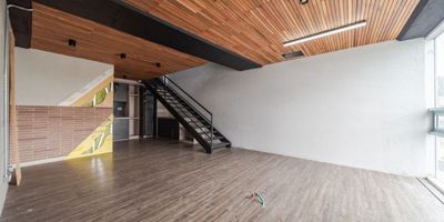 Espectacular oficina duplex en moderno edificio ubicado en el Centro Empresarial North Point, la oficina cuenta con excelente iluminación natural. El edificio cuenta con recepción, baños comunales, vigilancia 24 horas y parqueadero de visitantes.