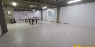 LOCAL COMERCIAL en. Itagüí  cerca a Capricentro cuenta con 220m², con excelente vitrina comercial de 16 metros, 4 baños internos, 1 cocineta sencilla, 3 celdas de parqueo frontal, fácil acceso a la autopista Sur y Avenida Guayabal, transporte público cercano a cuarto cuadras de la Estación Envigado.Tiene cercanía al Parque Simón Bolivar de Itagüí.Comercio objetivo: supermercado o minimercado, tienda de mascotas, droguería o farmacia, restaurante, panadería o cafetería, Gimnasio centro estético o spa. Oficina o comercio en general, concesionario de motos.