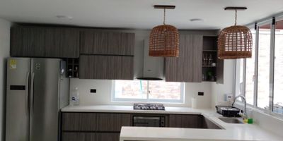 Descubre la serenidad y la elegancia en esta encantadora casa campestre unifamiliar y amoblada de 3 habitaciones 2 con baño privado y 3 baños sociales, sala star , sala auxiliar al lado de la piscina, cuarto útil, piscina y jacuzzi, ubicada en un entorno natural incomparable. Con 170 metros cuadrados de espacio, esta propiedad ofrece comodidad y amplitud para toda la familia y se entrega totalmente amoblada. Disfruta de la tranquilidad y la privacidad que brinda este hogar, donde cada rincón ha sido cuidadosamente diseñado para crear un ambiente acogedor y sofisticado. Además, cuenta con garaje cubierto para 2 vehículos para tu conveniencia. Vive la experiencia de vivir en armonía con la naturaleza en este maravilloso refugio campestre. ¡Bienvenido a tu nuevo hogar!