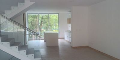 ? Casa Campestre de Lujo en Venta en La Florida, Villamaría

Vive en un entorno exclusivo y natural con todas las comodidades de una casa de lujo. Ubicada en una urbanización cerrada, esta propiedad es ideal para quienes buscan amplitud, confort y privacidad.

? Distribución Moderna y Funcional:
✔ Primer Piso: Sala-comedor con excelente iluminación, baño social, estudio o habitación auxiliar y un amplio espacio de 10 m² para cuarto útil o bodegaje. Además, cuenta con un patio exterior perfecto para el descanso.
✔ Segundo Piso: Alcoba principal con vestier y baño privado, dos habitaciones con armarios empotrados, baño social y balcón con vista panorámica.

? Comodidad y Seguridad: Garaje para dos vehículos, acceso pavimentado y vigilancia en urbanización cerrada con zonas sociales.

? Espacios Exclusivos: Cocina integral, comedor auxiliar, biblioteca/estudio, zona de lavandería y suelos en cerámica y mármol.

? Ubicación y Entorno: Rodeada de naturaleza con áreas verdes, zonas deportivas, gimnasio, salón comunal y parque infantil. Fácil acceso a transporte público y principales vías.

? Pet Friendly: Un hogar donde tus mascotas también son bienvenidas.

¡Haz de esta casa tu nuevo hogar! Contáctanos para más información y agenda tu visita.


