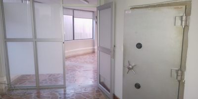 Bodega o local independiente en venta en sector comercial, vías principales, restaurantes, supermercados, rutas de transporte publico y servicios complementarios. Piso en mortero y baldosa, 6 espacios, dos niveles, baños, cocineta, mezanine, energía monofásica, KVA 10, piso reforzado de 5T, altura interna de 10m. Inmuebles sujetos a verificación de disponibilidad.