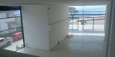 ? Local en Venta en Chipre, Manizales – Espacio Amplio y Estratégico

? Ubicado en una de las zonas más dinámicas de Manizales, este local comercial de 377 m² es ideal para oficinas, negocios o emprendimientos que buscan visibilidad y comodidad.

✨ Características Principales:
Dos niveles: Primer piso con segunda planta interior.
Amplio espacio que permite diferentes usos comerciales.
2 baños y cocineta para mayor funcionalidad.
Suelos en cerámica/mármol, ideales para un ambiente elegante y fácil de mantener.

? Comodidad y Seguridad:
Acceso pavimentado y fácil movilidad.
Vigilancia y alarma, brindando seguridad las 24 horas.
Parqueadero para visitantes, facilitando la llegada de clientes.
Ubicación en zona comercial y residencial, garantizando flujo de personas.
Acceso para discapacitados, asegurando inclusión y comodidad para todos.

? Tu Negocio en una Ubicación Estratégica
Chipre es un sector reconocido por su alta valorización y su atractivo comercial, con una mezcla perfecta entre residencial y comercio.

? ¡Contáctanos para más información y agenda tu visita!


