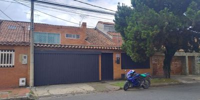 Encantador apartamento con excelente ubicación de 295 m² . cuenta con: Sala Comedor, cuatro habitaciones, ideales para descansar y disfrutar de la tranquilidad y el confort de toda la familia y visitas.  5 baños, Cocina diseñada para brindar privacidad y funcionalidad, ideal para aquellos que disfrutan cocinar, zona de lavandería. Además, cuenta un parqueadero y terraza lo que añade comodidad en tu día a día. Cerca a vías principales, universidades, colegios y centros comerciales. Cod: 3859