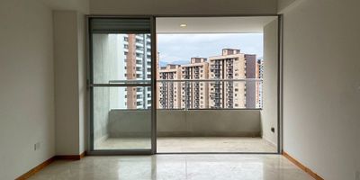 Apartamento en arriendo y venta en unidad cerrada. Ubicacion estrategica con facil acceso y salida desde vias princiaples, entorno residencial, con conexion a rutas de transporte publico y multiples servicios complementarios. Piso en marmol y madera laminada, sala comedor, puerta de seguridad, estar de tv, 3 alcobas con baño en la principal, cocina integral abierta tipo americano, balcon y parqueaderos lineales cubiertos.  La unidad cuenta con ascensor y zonas sociales que incluyen piscina, gimnasio, salon social, sauna, turco, parque infantil, cancha de squash, zonas verdes, vigilancia privada, citofonia, porteria 24 horas y circuito cerrado de tv Inmuebles sujetos a verificación de disponibilidad.
