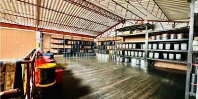 Bodega en Venta – Álamos
Área Total: 402 m²
Área Construida: 477 m²

Distribución:


 Primer Piso (Bodega): 264 m² con alturas de 7.72 m y 4 m.
 Mezzanine: 139.4 m² con altura de 2.42 m y 4 m.
 Oficinas: 4 espacios, cocineta, recepción o local comercial con puerta peatonal, y salón social.
 Resistencia de piso: 6 toneladas por m².
 Energía: 25 KVA.
 Puerta de carga: Para tractomula con altura de 7 metros.
 Baños: Batería de baños en primer y segundo piso.
 Estacionamiento: Bahía de parqueo para 4 vehículos.
 Sector: Industrial y comercial, con buenas vías de acceso.


Valor Predial 2025: $12.689.000.
