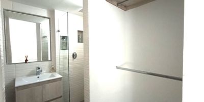 84gp87849 Arriendo hermoso apartamento en Itagui - Suramerica, area 75.80mtrs2,  2 alcobas todas con closet, la principal con baño y closet doble, baño social, sala comedor, balcón, cocina integral  tipo americana con red de gas, calentador de paso, zona de ropas independiente , piso en ceramica y madera laminada, paruqeadero, cuarto util, estrato 3, piso 26.

 Urbanizacion con portería 24 horas, piscina, gimnasio, salon social, juegos infantiles, salón de juegos, parqueadero de visitantes. Excelente ubicacion, cómodas vías de acceso y fácil transporte publico.
 
