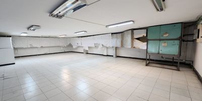 Excelente oportunidad de inversión en el corazón de la ciudad de Girardot. Local comercial ubicado en el sector Centro, en la CRA 10 # 17-26. El inmueble cuenta con fácil acceso por la Calle 18 y la Carrera 10, cerca del emblemático Parque Bolívar. El local tiene una ubicación estratégica, rodeado de todo tipo de comercios y servicios, ideal para emprender un negocio. los acabados se encuentran en regular estado de conservación, por lo que requiere algunas adecuaciones. Sin embargo, esto representa una oportunidad para personalizar el espacio a sus necesidades. Con un área de lote 329 M2 y área construida de 639,4 M2, este local en venta ofrece un gran potencial de desarrollo en una de las zonas más céntricas y concurridas de la ciudad. No dude en contactarnos para coordinar una visita y conocer más detalles de esta excelente opción de inversión. Cod: 629