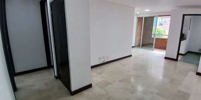 Codigo 26498. Apartamento en arriendo ubicado en Medellín sector Laureles Descripción general del inmueble* 2 Habitaciones con closet* 2 baños* Sala* Comedor* Cocina cerrada integral* Zona de ropas* Balcón* Parqueadero sencillo* Cuarto útil* Red de gas* Servicios públicos* Parqueadero de visitantesCerca Al Segundo Parque De Laureles 