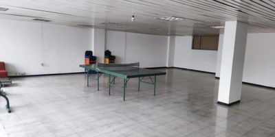 Edificio de oficinas en la zona industrial de Montevideo con un area por piso aprox. de 425 M2, para un total construido de en cuatro pisos de 1.700 M2, y con zona de parqueaderos, Vias de acceso Calle 13, Calle 17, Av. Cra 68.
