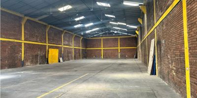 Geometría Rectangular 
Frente . 15 mts 
Fondo . 58,44 mts 

Bodega de doble altura 
Área libre: 847 m2
Oficinas primer piso 43  m2 
Oficinas piso 2: 115 m2
Área Local: 72  mts
Energía: 15 Kva
Doble altura de la bodega: 6 metros
Resistencia de piso: 8 tn/m2
Ingreso tractomula 4.33 portón con altura 4.33 metros 
Bodega: altura 6 metros
