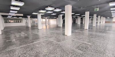 Oficina en arriendo – 1.667 m²


 Ubicación: Piso 4 de un edificio de 5 pisos
 Área total: 1.667 m²
 Distribución:
 
  Área abierta y oficinas con divisiones
  Baterías de baños para hombres y mujeres
  2 baños privados dentro de las oficinas
  Espacio para cafetería
 
 


Servicios y características adicionales:


 Bahía de parqueo externa para 3 vehículos
 Punto para instalación de gas natural
 Ascensor de pasajeros y carga (capacidad 600 kg)
 Tanques de agua de reserva para cada piso
 Servicios independientes de energía y acueducto
 Parqueadero adicional: Interno para 20 vehículos (cobro adicional)
 Planta eléctrica


Zonas comunes:


 Área en el primer piso con baño
 Área destinada para subestación de energía

