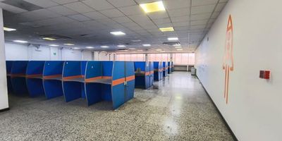 Arrendamos 5to piso en Edificio – Ideal para Call Center


 Área total: 1.639 m²
 Distribución:
 
  Divisiones de oficina
  185 puestos de trabajo para Call Center
  Puestos de trabajo administrativos
  Salas de reuniones y capacitación
  Cuarto de Data Center con 5 armarios rack
  Mueble archivador
  Zona de cafetería
 
 


Servicios y características adicionales:


 Tendido de red de datos
 Parqueaderos:
 
  3 parqueaderos en bahía
  Zona interna de parqueo para 20 vehículos (adicional)
  Zona de parqueo para bicicletas
 
 
 Infraestructura:
 
  Tanques de reserva
  Planta eléctrica
 
 


Otros usos compatibles:


 Oficinas
 Pequeña industria
 Almacenamiento

