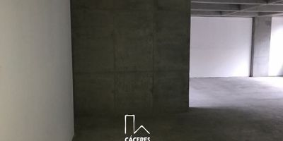 Oficina en arriendo. Ubicado en zona de Chico. Vista exterior. Amplio e iluminado con baño privado.  Edificio empresarial con luz monofásica y trifásica. Con buenas zonas comunes en el edificio. Vigilancia privada 24/7. Sala de reuniones, oficinas de negocios, y terraza. Alarma contra incendio, planta eléctrica y tanques de reserva. En zona comercial y residencial, cerca de cadenas de restaurantes, parques, parqueaderos y centros comerciales. Cómodas vías de acceso como Calle 92 y Carrera 15. Cod: 423