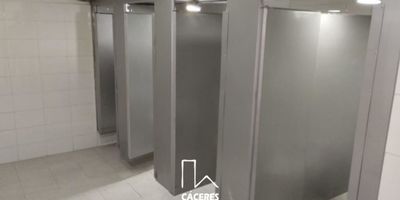 Local en arriendo. Ubicado en La Candelaria. Edificio amplio e iluminado, cuenta con espacios abiertos para uso comercial y para actividades corporativas, tiene baños independientes con su respectivo accesorio, zona de cocina y cafetería, apara empleados, buenas zonas comunes como lo son vigilancia 24/7,ascensor y terraza con vista a los cerros para eventos empresariales, buenas vías de acceso cerca al Palacio de Justicia y la Plaza de Bolívar. Cod: 436