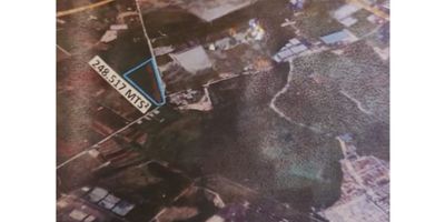 Lote en venta en Funza
Área total: 248.517 m²
Frente sobre vía pavimentada: 800 m lineales
Índice ocupacional: 50%
Uso de suelo: Industrial
Sector: Funza
Topografía: Plana
Servicios: Todos disponibles

Uso del Suelo Principal:


 Pequeña industria
 Comercio de artículos y servicios básicos
 Servicios empresariales y financieros
 Servicios de parqueadero
 Servicios de comida
 Bodegaje, logística y almacenamiento
 Otros usos industriales y comerciales relacionados.


Usos Complementarios:


 Industria mediana
 Comercio de artículos y servicios básicos
 Servicios de alojamiento
 Servicios automotores
 Comercio de maquinarias y artículos especializados
 Equipamiento urbano comunitario, entre otros.


Usos Restringidos:


 Gran industria (alto impacto)
 Servicios de oficios técnicos especializados
 Comercio recreativo
 Servicios de dotación urbana de mediano impacto
 Servicios institucionales y administrativos
 Servicios de dotación urbana de alto impacto.


Ubicación: Zona industrial de gran crecimiento, con fácil acceso a vías principales, ideal para proyectos industriales, logísticos o comerciales.

¡No dejes pasar esta excelente oportunidad de inversión! Contáctanos para más información o para agendar una visita.
